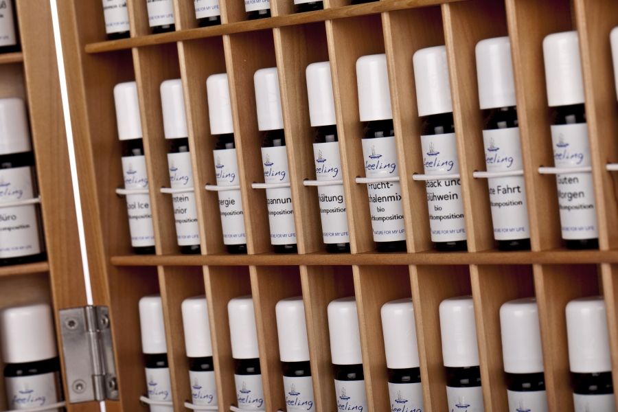 Holzkoffer Profiset gefüllt mit 96 ätherischen Ölen